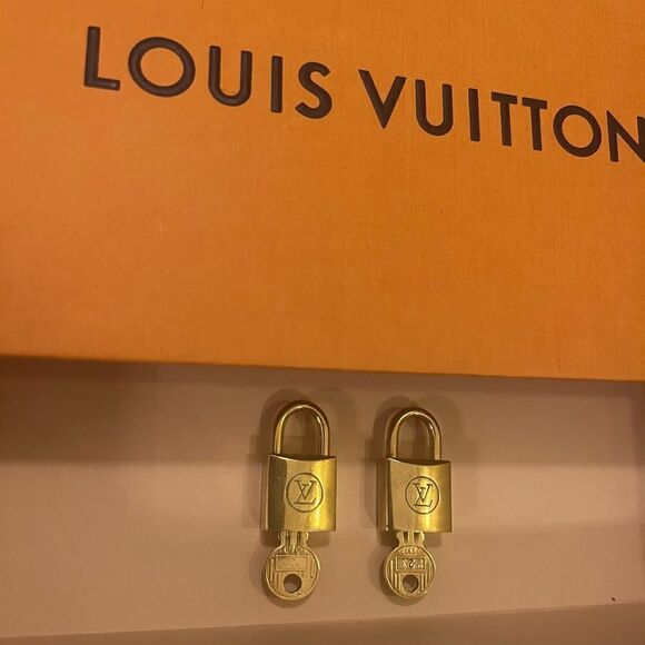 AUTHENTIC VINTAGE LOUIS VUITTON PADLOCK AND KEY - Picture 2 of 11
